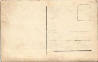 Ismeretlen település, vonósnégyes csónakban. photo (fl)