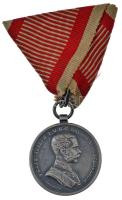 1914. Ferenc József II. osztályú Ezüst Vitézségi Érem jelzetlan Ag kitüntetés mellszalagon. Szign.: Tautenhayn T:AU patina, ph. / Hungary 1914. Silver Gallantry Medal, 2nd Class Ag decoration without hallmark, with ribbon. Sign.: Tautenhayn C:AU patina NMK 133.