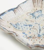 Gorka Géza - Art deco virágos tálka. Korongozott és kézzel formált cserép. Többrétegű mázzal festett...