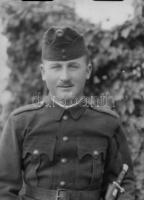 cca 1940 Magyar katonák portréi, egyik tőrrel fegyverzett, 1 db negatív és 1 db üvegnegatív, 9×6 cm