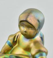 Zsolnay kislány kosárral, pajzspecsétes jelzéssel, apró kopások, eozin mázas, m:7.5 cm (tervezte: Si...