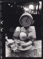 cca 1983 Kirakati kompozíció, jelzés nélküli vintage fotó, ezüst zselatinos fotópapíron, 24x18 cm