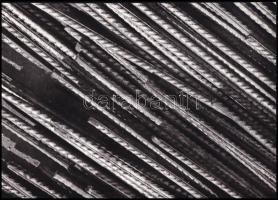 cca 1977 Száraz Lajos: Sugarak című, feliratozott, vintage fotóművészeti alkotása, ezüst zselatinos fotópapíron, 24x18 cm