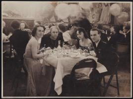 cca 1932 Budapest, Liberty bár, esti asztaltársaság, Kredatus Károly pecséttel jelzett, feliratozott vintage fotója, ezüst zselatinos fotópapíron, sarkán törésvonal, 17,5x23,2 cm