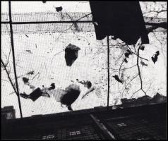 cca 1978 Szemetes ,,álmennyezet az udvar felett, 1 db vintage fotó, ezüst zselatinos fotópapíron, 18x21,4 cm