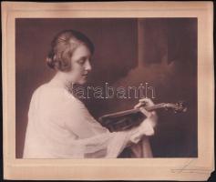 cca 1929 Hegedűművész, aláírt műtermi felvétel, 16,5x21,5 cm, karton (sarka hiányzik) 21x24,5 cm