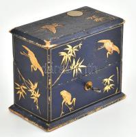 Úti parfűm tároló három rekesszel. Bársony, aranyozott bőr, kulccsal. Kopott. Gerlóczy Gedeon hagyat...