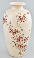 Japán váza, festett kerámia, virágmintás díszítéssel, apró kopásokkal, jelzett: feloldatlan japán karakterek  20. sz második fele, 19 cm