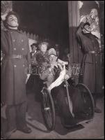 cca 1965 ,,Svejk című színdarab egyik jelenete, Kotnyek Antal (1921-1990) budapesti fotóriporter hagyatékából 1 db jelzés nélküli vintage fotó, ezüst zselatinos fotópapíron, 23,8x18 cm
