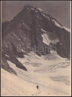 cca 1925 Bíró Pál hagyatékából 1 db vintage fotóművészeti alkotás (Turista az Alpokban), ezüst zselatinos fotópapíron, jelzés nélkül, 23x17,2 cm