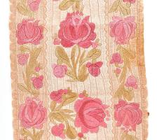 Mezőkövesdi terítő, gazdagon hímzett virágmintás díszítés, apró hibákkal, 20. sz. első fele, h: 128,...