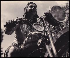 cca 1932 Thöresz Dezső (1902-1963) békéscsabai gyógyszerész és fotóművész hagyatékából 1 db  vintage fotóművészeti alkotás (Motoros), ezüst zselatinos fotópapíron, 12,5x15,1 cm