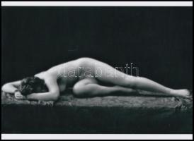 cca 1938 Délutáni szundi, erotikus felvétel, 1 db modern nagyítás, 15x21 cm