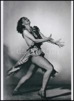 cca 1935 A lélek és a test felszabadulása, dinamikus táncmozdulat, a néhai Népművelési Intézet táncoktatás/tánctörténet c. előadásának archívumából 1 db modern nagyítás, 21x15 cm