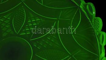 Kristály tortatálca, uránüveg, kézzel csiszolt, minimális lepattanásokkal, d: 27cm