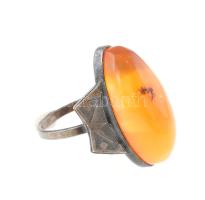 Ezüst (Ag) borostyánnal ékített gyűrű, jelzett, m: 55. bruttó: 4,20 g