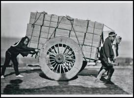 cca 1910 Csomagszállító kínai futárok, 1 db modern nagyítás Kerny István gyűjteményéből, 15x21 cm