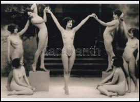 cca 1920 Hölgyek titkos tánca, szolidan erotikus felvétel, 1 db modern nagyítás, 15x21 cm