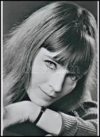 cca 1970 Kovács Kati énekesnő portré képei, 2 db modern nagyítás a néhai Lapkiadó Vállalat központi fotólaborjának archívumából, 21x15 cm és 15x10 cm