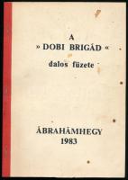 1983 A Dobi Brigád dalos füzete. Szerk.: Nagy Ernő. Ábrahámhegy 1983. Sorszámozott, 00014. Kiadói papírkötés, kissé foltos borítóval.