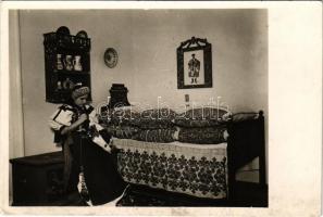 1940 Kalotaszeg, Tara Calatei; Ágyas szoba, erdélyi folklór / Transylvanian folklore, room interior