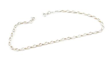 Ezüst(Ag) áttört mintás bokalánc, jelzett, h: 26 cm, nettó: 2,2 g