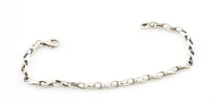 Ezüst(Ag) áttört szemű karkötő, jelzett, h: 19 cm, nettó: 7,4 g