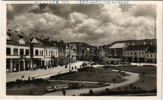 1943 Gyergyószentmiklós, Gheorgheni; Kossuth Lajos tér, Idegenforgalmi iroda, Ifj. Zárug István, Lázár Kálmán, Szabó Mária, Lázár Dénes, Zárug L. István üzlete, gyógyszertár / square, shops, pharmacy. Foto Sántha