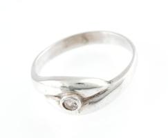 Ezüst(Ag) köves gyűrű, jelzett, méret: 51, bruttó: 1,7 g