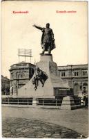 Kecskemét, Kossuth szobor, Fuchs Samu üzlete. Komor Gyula kiadása (EB)
