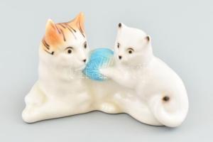 Játszó macska pár figura, jelzett, hibátlan, h: 12 cm