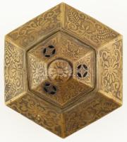 Hatszögletű, fedeles réz füstölőtartó, kopásokkal, kisebb horpadással, d: 10,5 cm