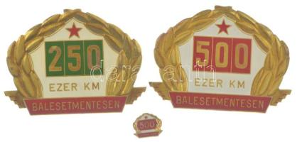 ~1980. &quot;250 ezer km balesetmentesen&quot; + &quot;500 ezer km balesetmentesen&quot; műgyantás kitüntető autójelvény (2x), utóbbi miniatűrrel (72x97mm), (17x20mm) T:XF