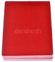 ~1970. "Az Ipari Szövetkezet Kiváló Dolgozója" aranyozott, műgyantás fém kitüntető jelvény...