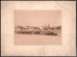 cca 1900 Szatmárnémeti, Szamos-part, római katolikus székesegyház, kartonra kasírozott fotó, kartonon sérülések, 15,5×20,5 cm