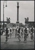 Tour de Hongrie kerékpárverseny, MTI sajtófotó, Petrovits László felvétele, felületén törésnyomok, 18,5×13 cm