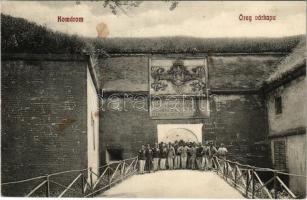 1911 Komárom, Komárno; Öreg várkapu katonákkal. Laky Béla kiadása / castle gate with K.u.K. soldiers (fl)