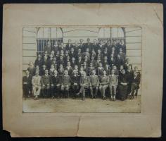 1936 Pápai református kollégium tanulói és tanárai tablófotó, a hátoldalán mindenki aláírásával. A papír sérült 32x26 cm