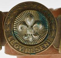 "Légy résen" feliratos réz cserkész övcsat, "BMK 1938" jelzéssel, bőr övvel, kis...