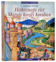 E. Kovács Péter: Hétköznapi élet Mátyás király korában. A szerző, E. Kovács Péter (1957-) által P. Szabó Ernő (1952-2018) művészettörténész, újságíró, kritikus, szakíró részére DEDIKÁLT példány. Mindennapi történelem. Bp.,2008, Corvina. Gazdag képanyaggal illusztrált. Kiadói egészvászon-kötés, kiadói papír védőborítóban, jó állapotban.