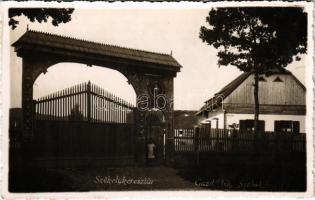 Székelykeresztúr, Kristur, Cristuru Secuiesc; Gazdasági iskola székelykapuja / Poarta secuiasca / Transylvanian wood carved gate of the economic school. Nagy photo
