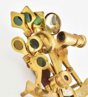 Réz szextáns fa dobozban, korának megfelelő állapotban, dobozán réz veretekkel, szeghiánnyal, h: 12 ...