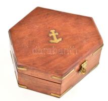 Réz szextáns fa dobozban, korának megfelelő állapotban, dobozán réz veretekkel, szeghiánnyal, h: 12 ...