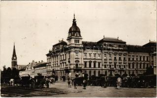 Arad, Palatul Cenadan / Csanádi-palota, autók. Agentia Romana Hachette / palace, automobiles (EK)