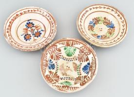 3 db Antik erdélyi népi tányér, kézzel festett cserép, sérült, d: 20,5-21 cm