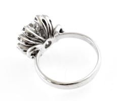 18 K fehérarany gyűrű 11 db gyémánttal. 0,4 c VVS1-VS, F-G, 0,55c VS1-SI G-H Br 5,4 g, m: 53 Certifi...