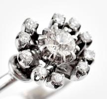 18 K fehérarany gyűrű 11 db gyémánttal. 0,4 c VVS1-VS, F-G, 0,55c VS1-SI G-H Br 5,4 g, m: 53 Certifi...