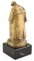 Szamosi Imre: Pipát tömő paraszt, bronz, márvány talapzaton, jelzéssel, hibátlan, m: 20,5 cm