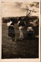 1936 Székelyudvarhely, Odorheiu Secuiesc; parasztok mennek hazafelé a mezőről. Kovács István fényképész / folklore, farmers going home. photo