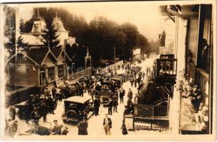 Borszék, Borsec; autókkal érkező fürdővendégek, Bodega üzlet / spa guests arriving with automobiles, shop. Georg Heiter (Reghin-Borsec) photo (felületi sérülés / surface damage)